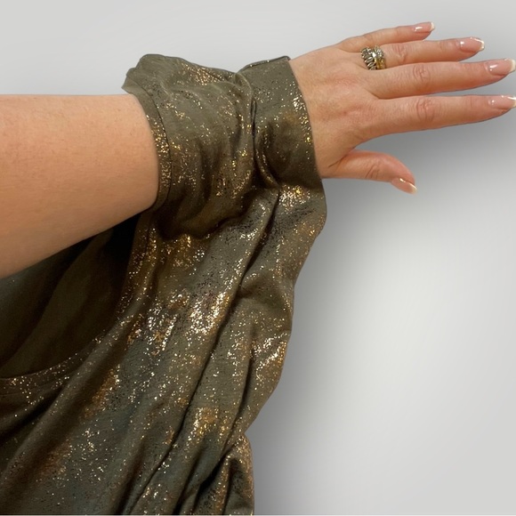 Jennifer Lopez Green Shimmery Top - Picture 11 of 13